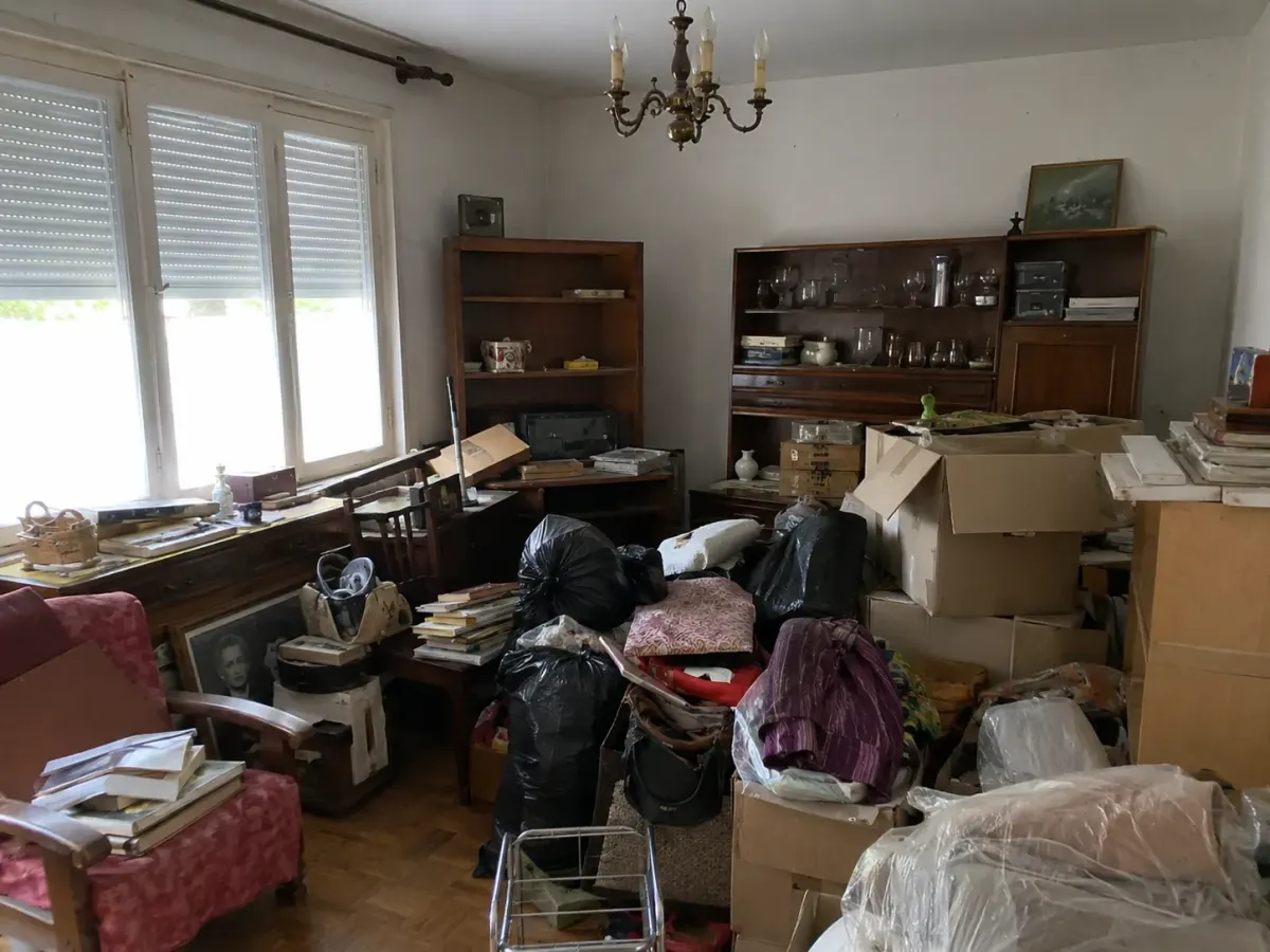 Avant débarras d'une maison familiale encombrée